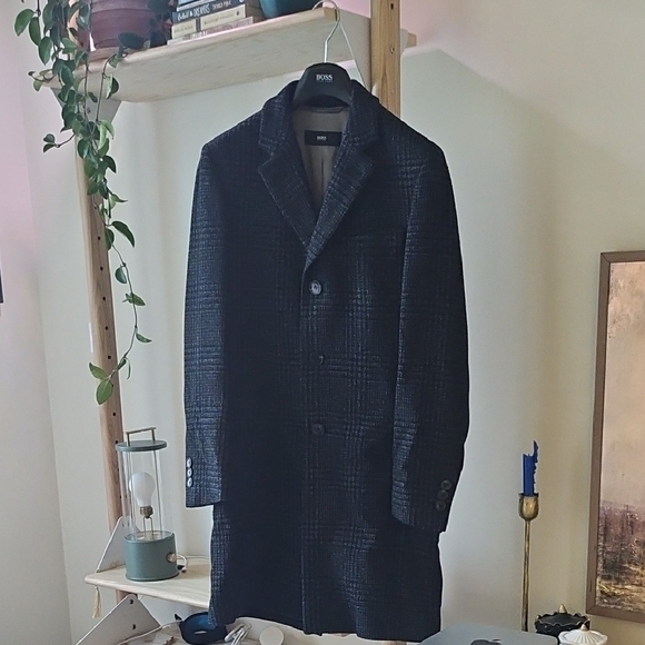 Hugo Boss Men's Slim Dark Plaid Blazer Style Coat Size 46 - Never Worn - Picture 2 of 11